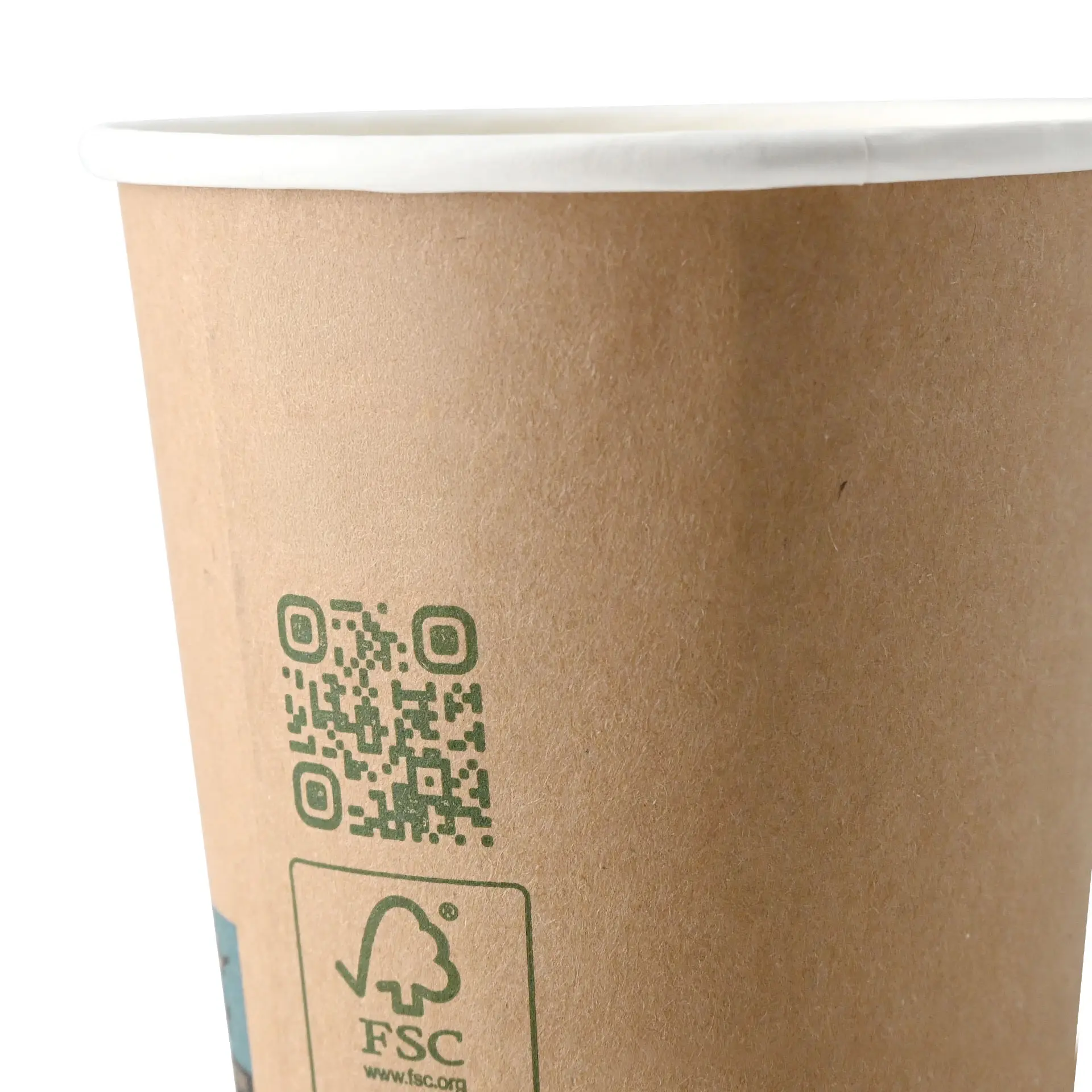 Tazza da caffè marrone a doppia parete con bordo bianco, con un codice QR e un simbolo verde sul lato.