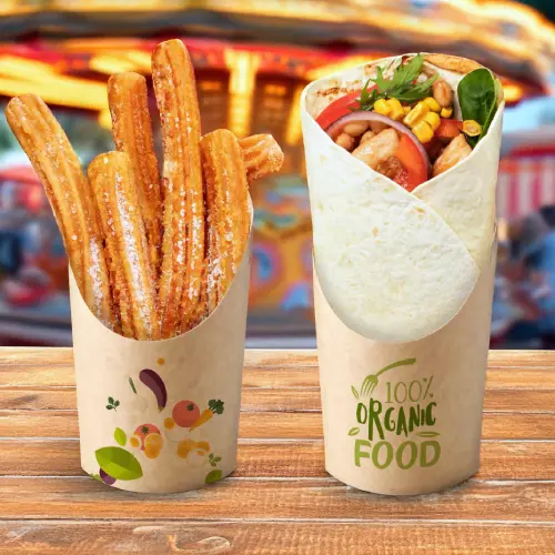 Churros in un bicchiere di carta accanto a un alimento avvolto etichettato "100% Cibo Biologico" su una superficie di legno.