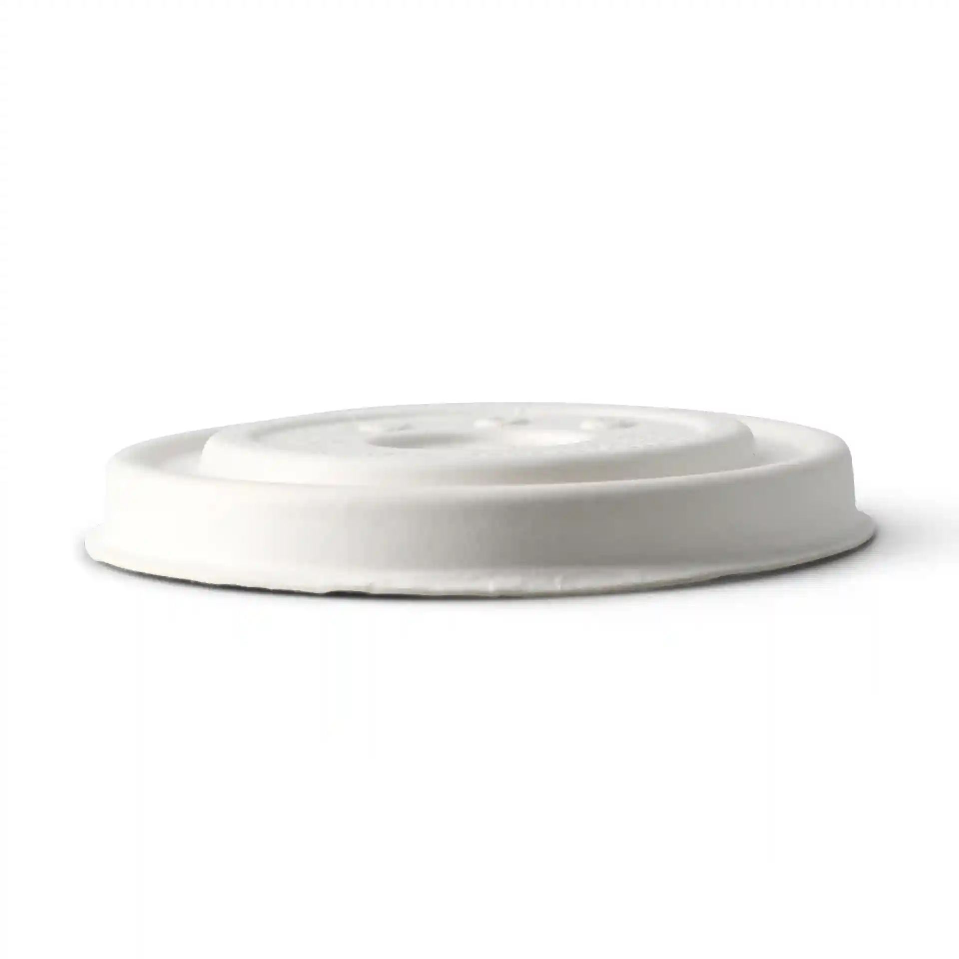 Coperchio piatto in cartone bianco con un diametro di 90 mm e un foro per cannuccia, mostrato di lato su uno sfondo semplice.