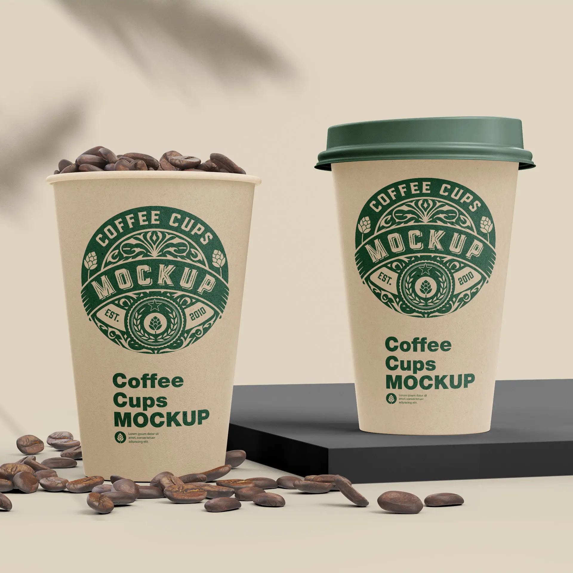 Un bicchiere di carta marrone con un logo, riempito di chicchi di caffè, accanto a un altro bicchiere simile con un coperchio verde su una superficie scura.