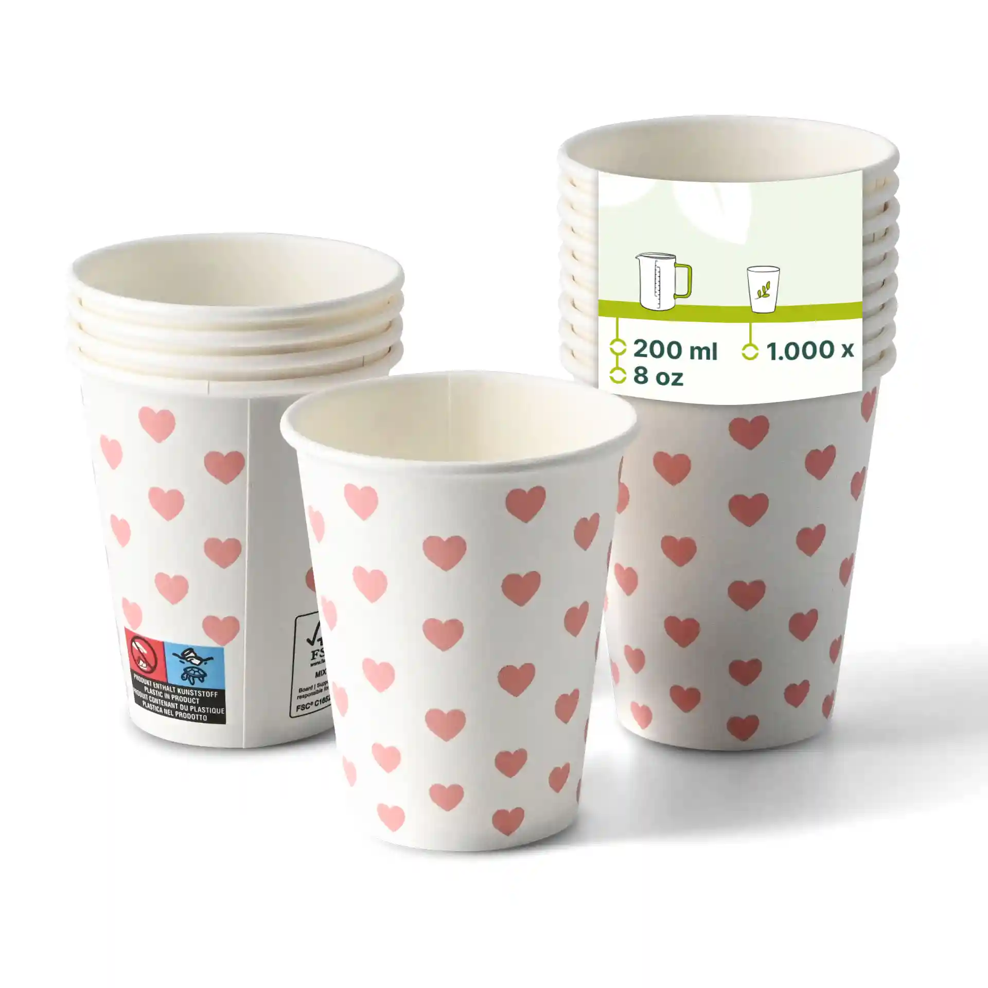 Bicchieri di carta rotondi con sfondo bianco e stampe di cuori rosa, impilati con un bicchiere davanti.