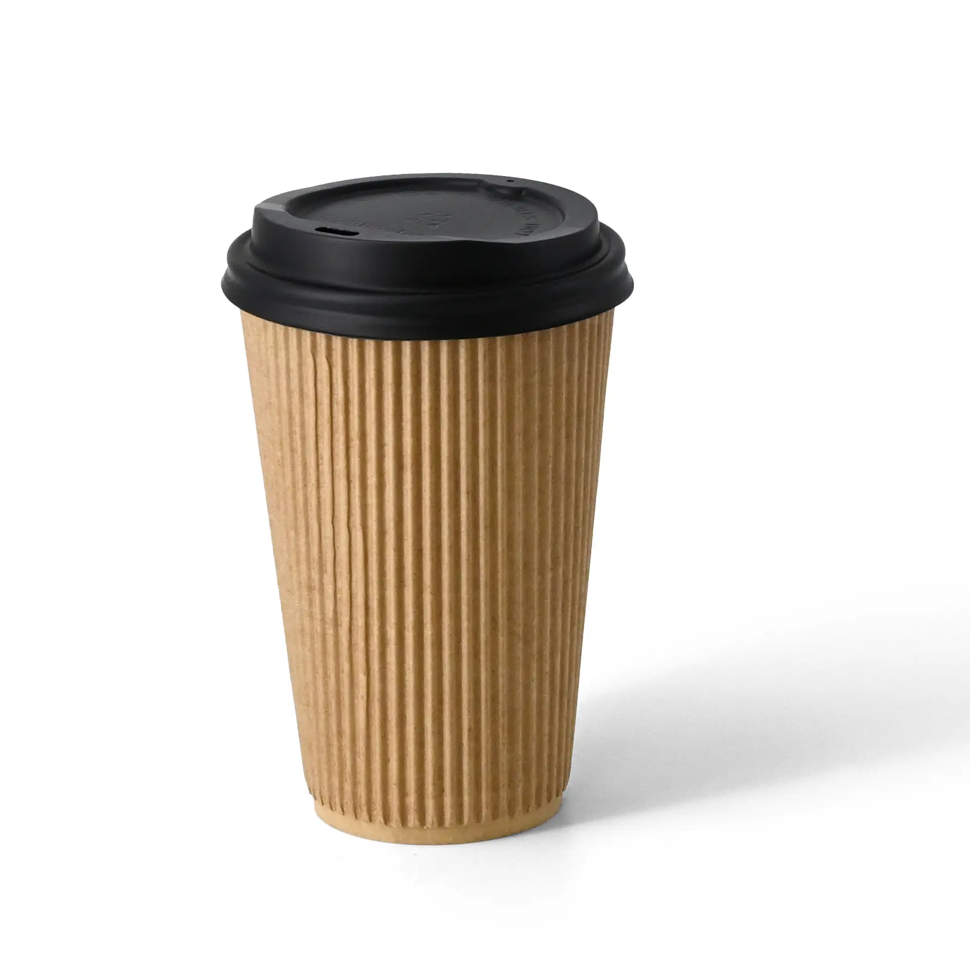 Tazza isolata marrone con coperchio nero, superficie rigata per bevande calde.