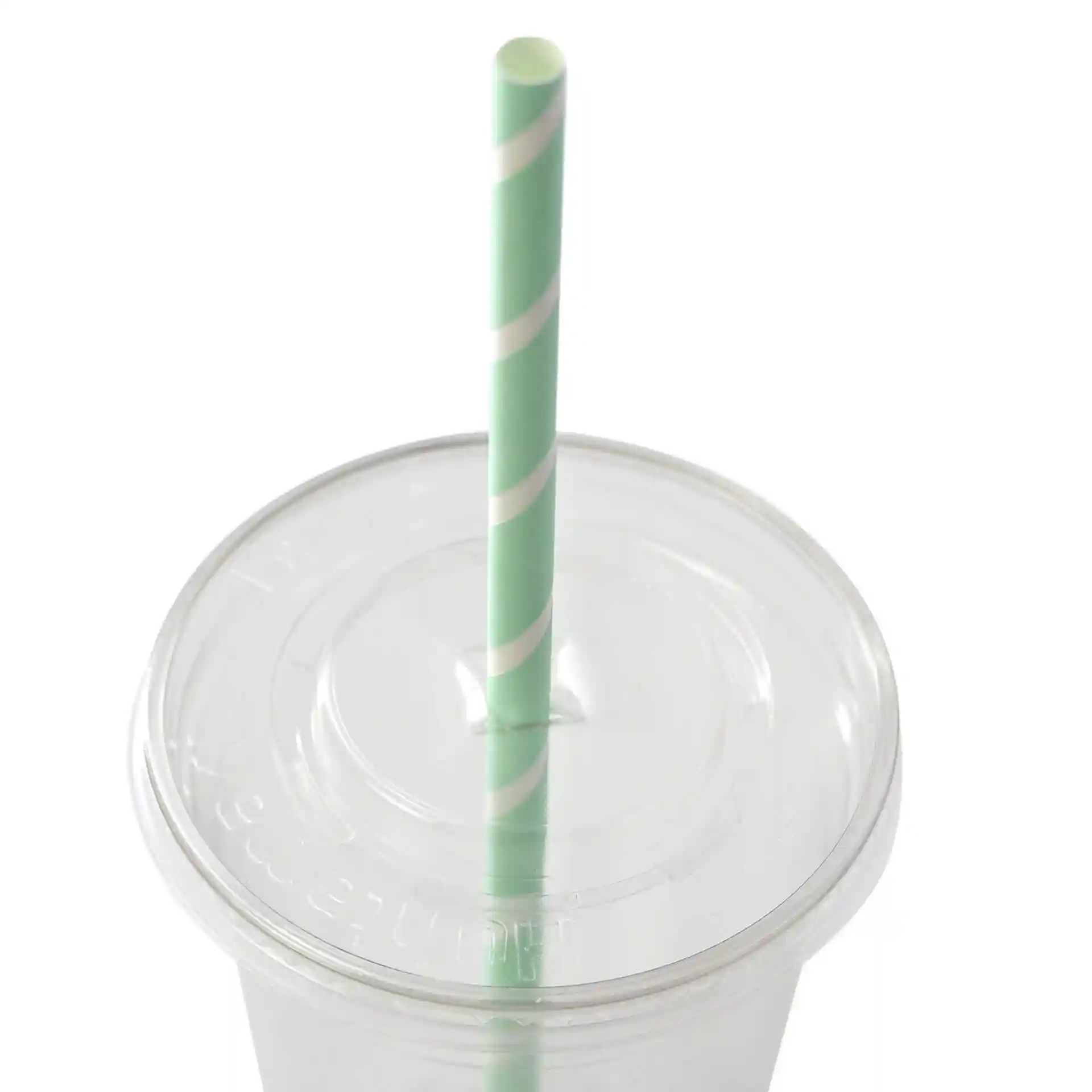 Cannuccia jumbo in carta a righe pastello, lunga 23 cm e con un diametro di 0,8 cm, posizionata in un coperchio trasparente.