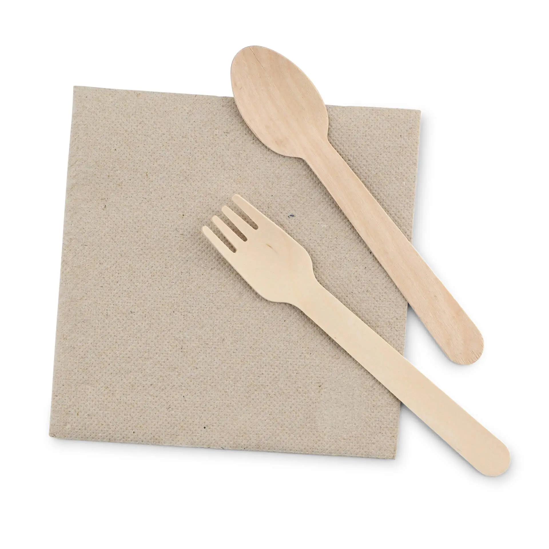 Cucchiaio e forchetta di legno su un tovagliolo di carta marrone, con un simbolo circolare nell'angolo in basso.