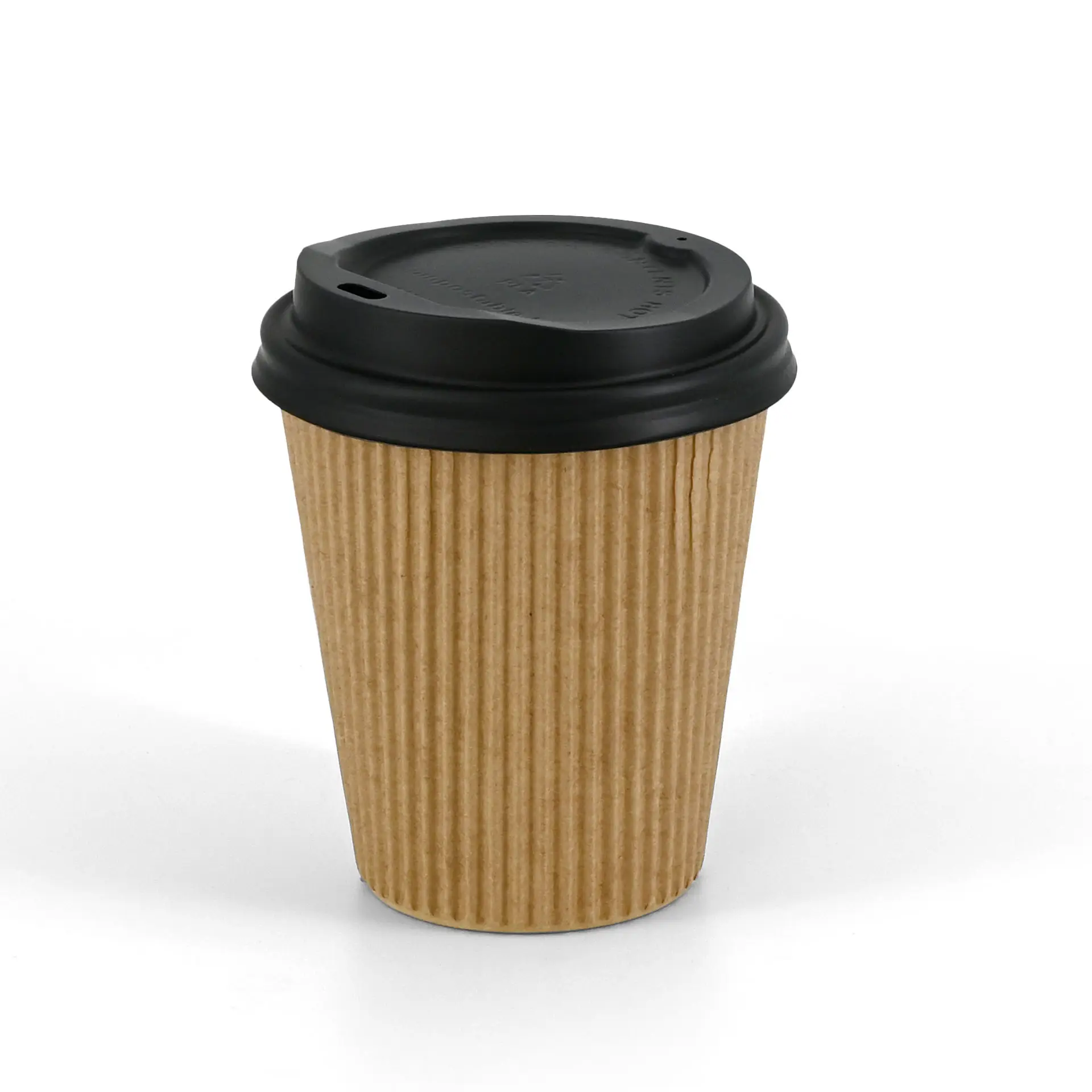 Tazza isolata marrone con ondulazione e coperchio nero, progettata per bevande calde, con rivestimento interno in PLA.