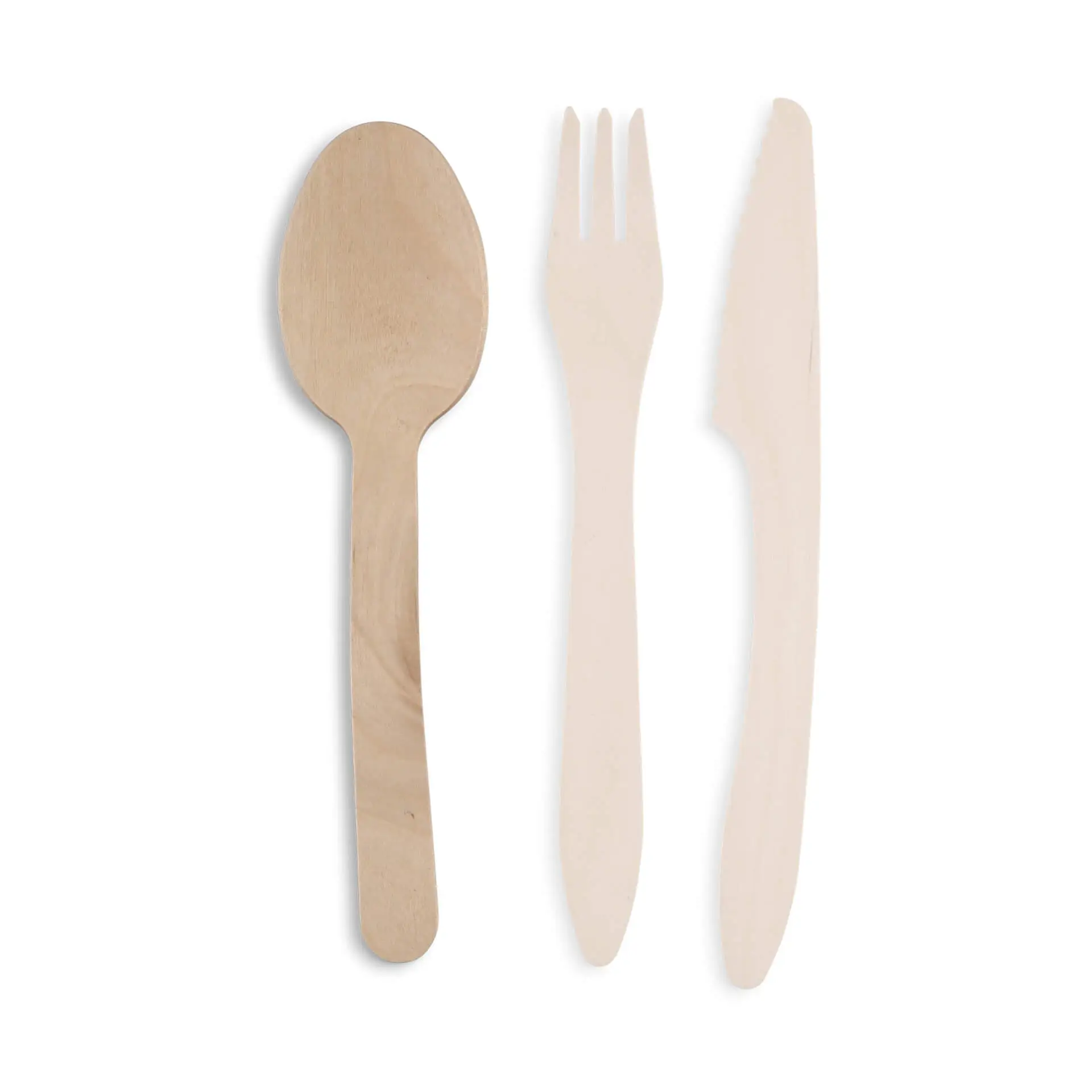 Set di posate in legno composto da un cucchiaio, una forchetta e un coltello, tutti in legno marrone con una finitura liscia.
