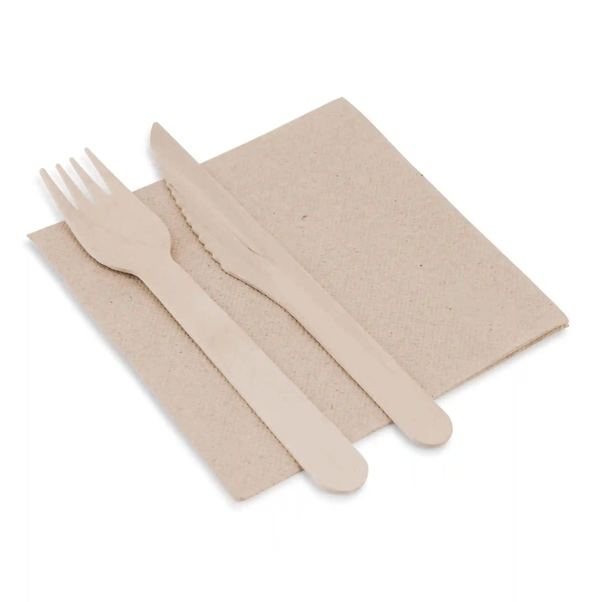 Set di forchetta e coltello in legno su un tovagliolo di carta quadrato non sbiancato, 25 x 25 cm, con simbolo di riciclo.