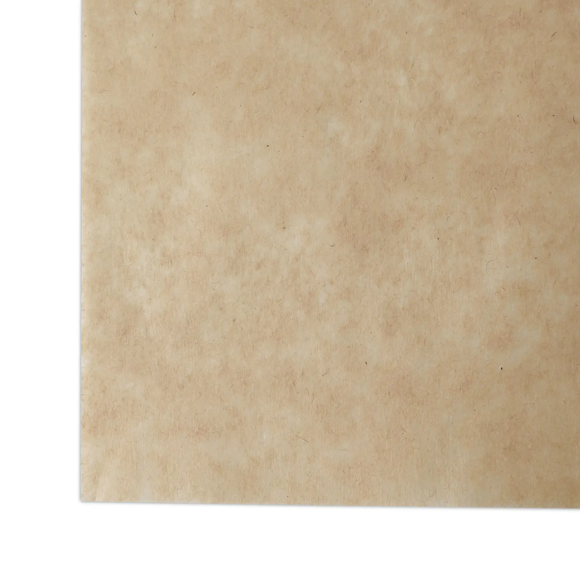 Carta da imballaggio marrone resistente al grasso (18 x 25 cm) adatta per alimenti caldi, freddi e grassi su una superficie chiara.