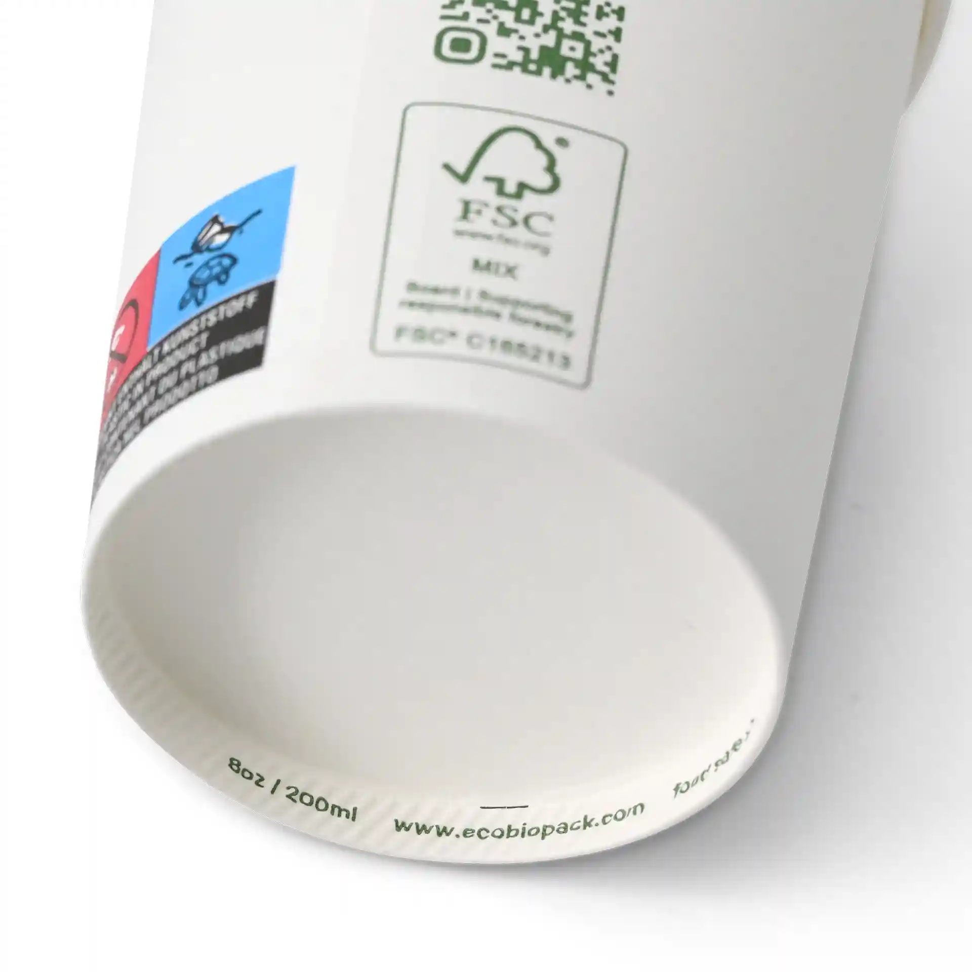 Bicchiere bianco con un diametro di 80 mm, con varie etichette e rivestimento in PLA.
