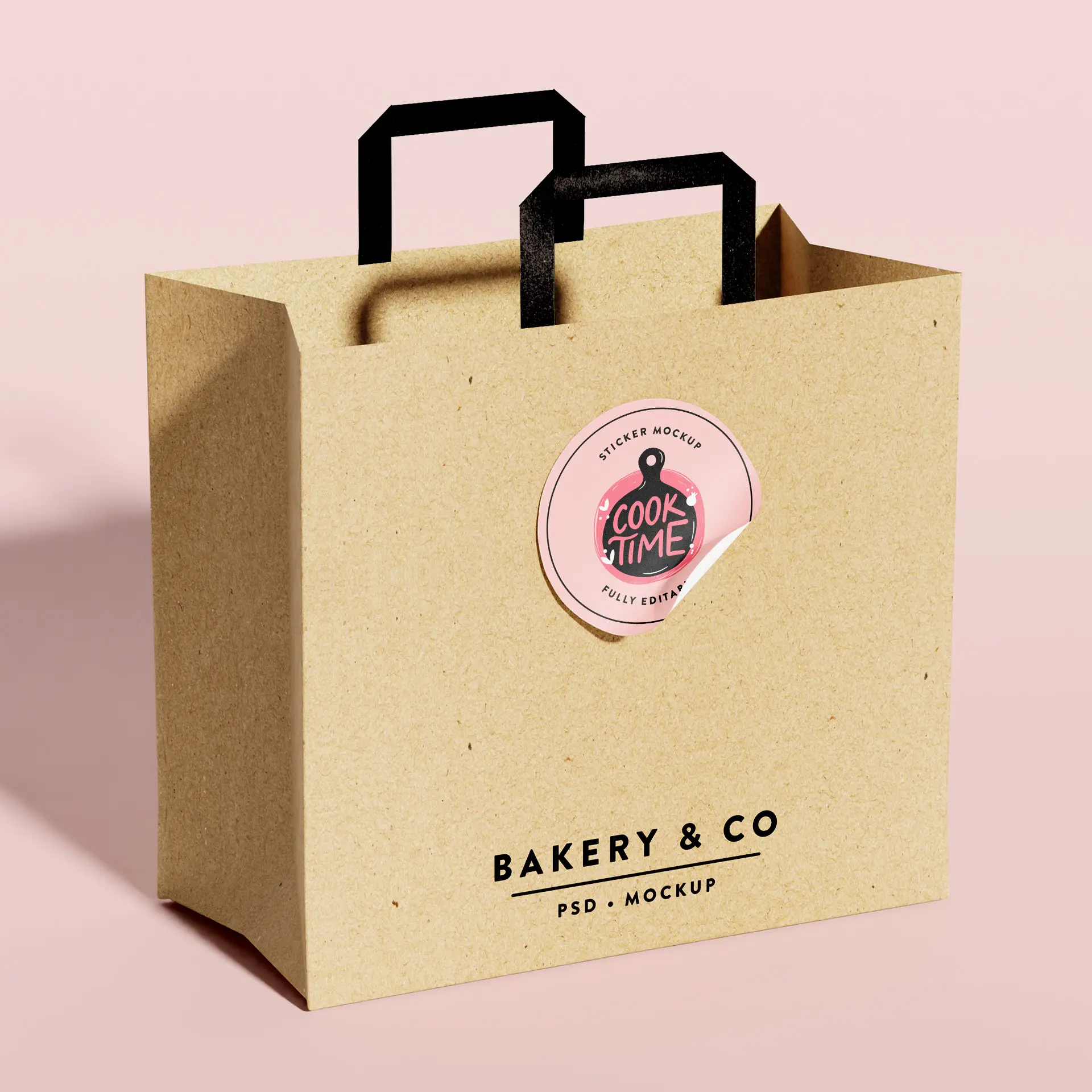 Busta di carta marrone con manici neri e un adesivo rotondo rosa etichettato "Tempo di cottura", con il nome del marchio "Bakery & Co." stampato sotto.