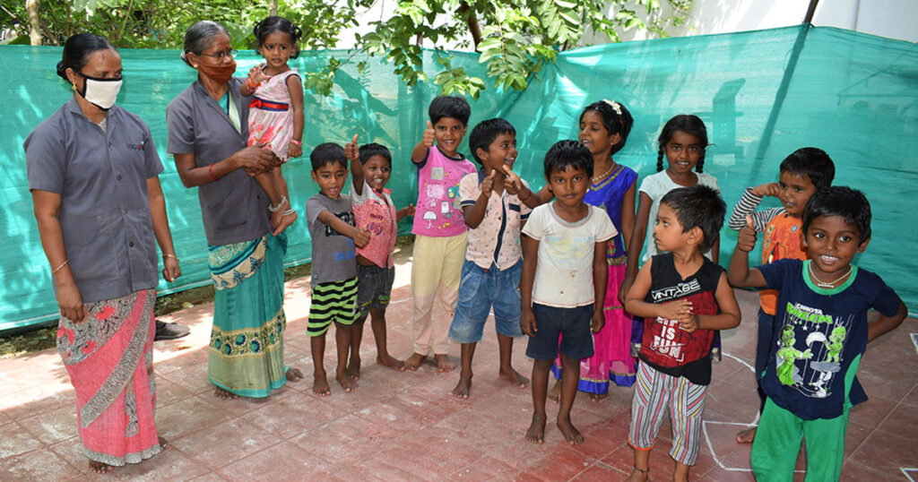 Die-Kindergarten-Gruppe-bestehend-aus-Mitarbeiterkindern-1024x538