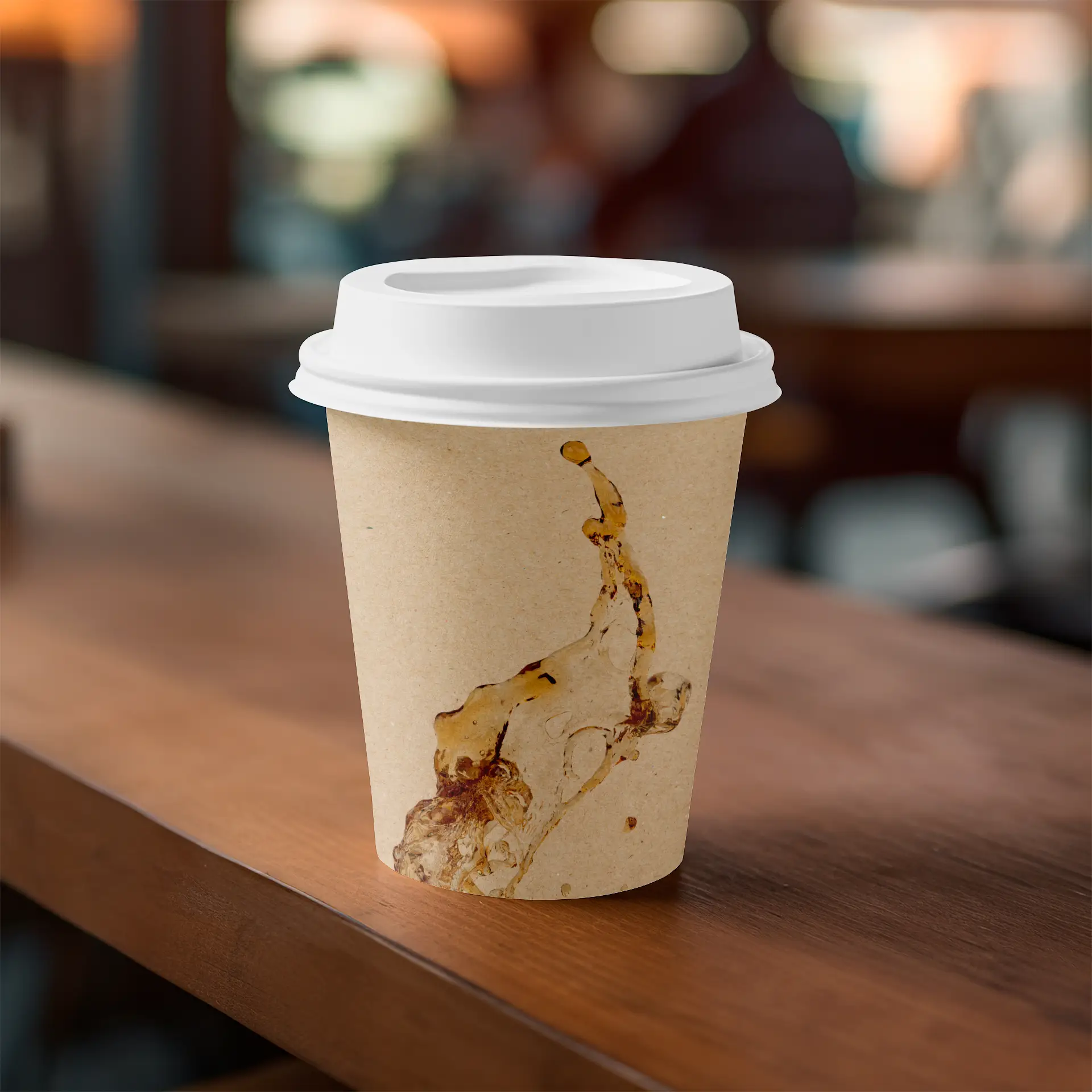 Un bicchiere di carta marrone con un coperchio bianco, caratterizzato da un design a schizzi, posato su una superficie di legno.