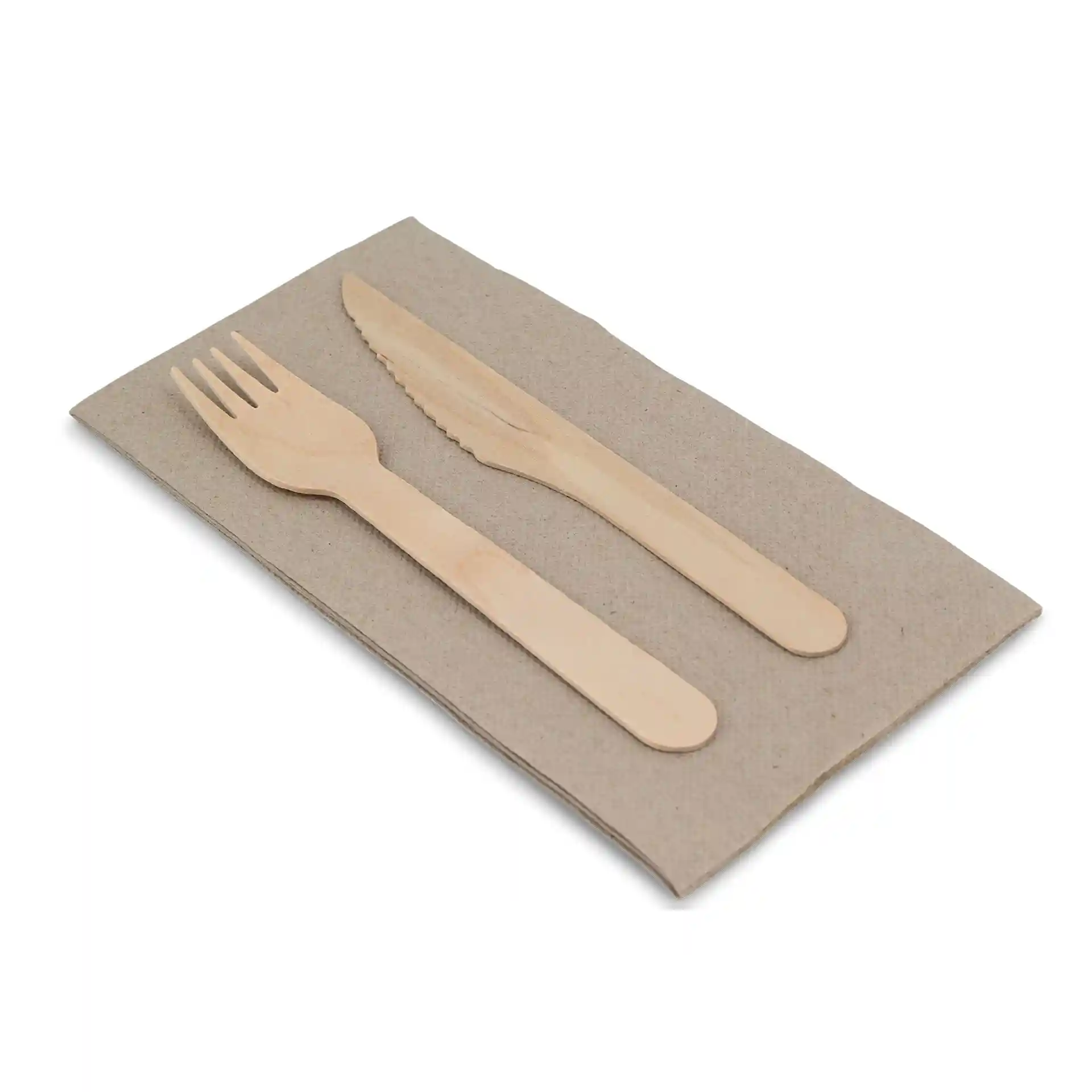Set di forchetta e coltello in legno su un tovagliolo di carta rettangolare non sbiancato.