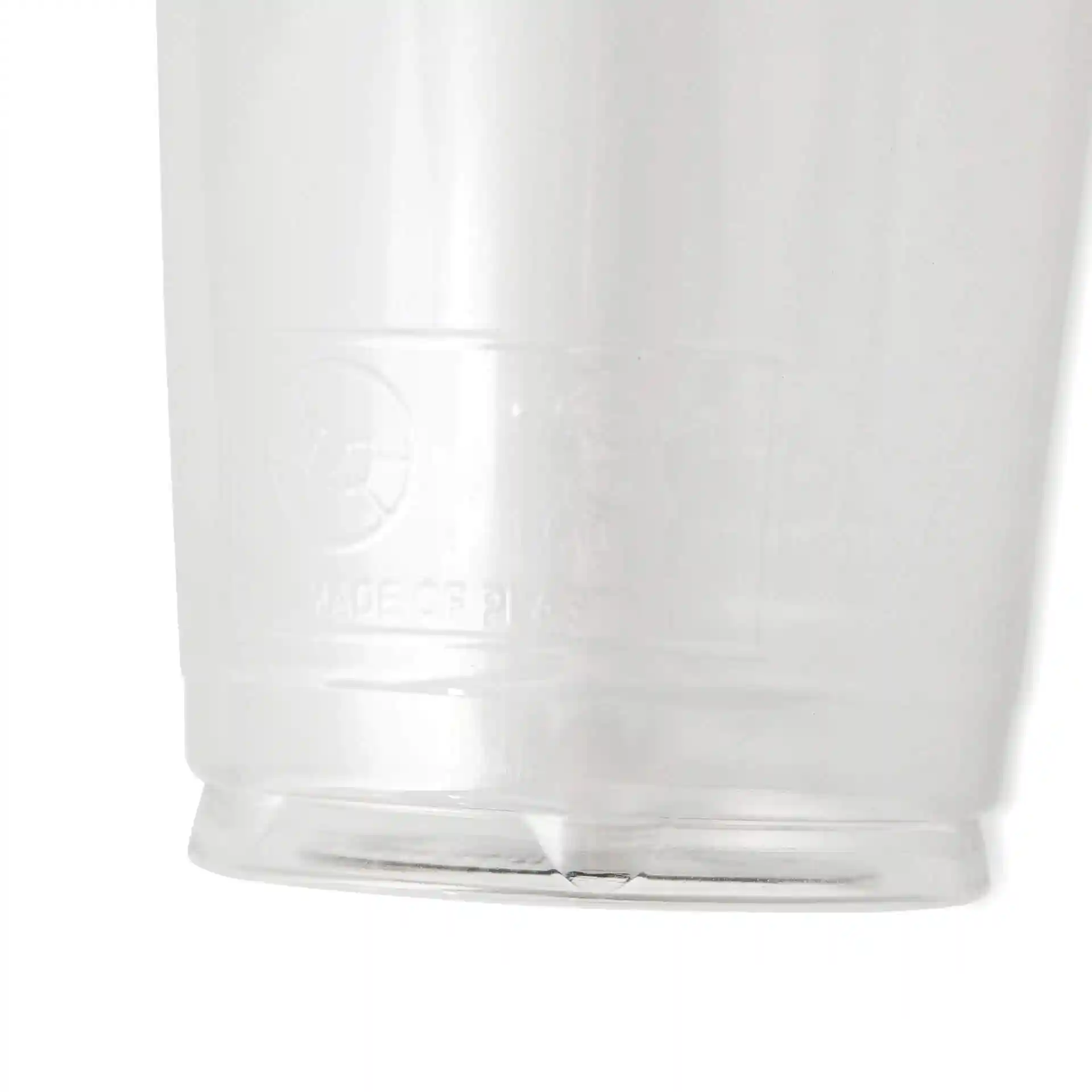 Bicchiere rPET trasparente da 16 oz con fondo conico e segni visibili vicino alla base.