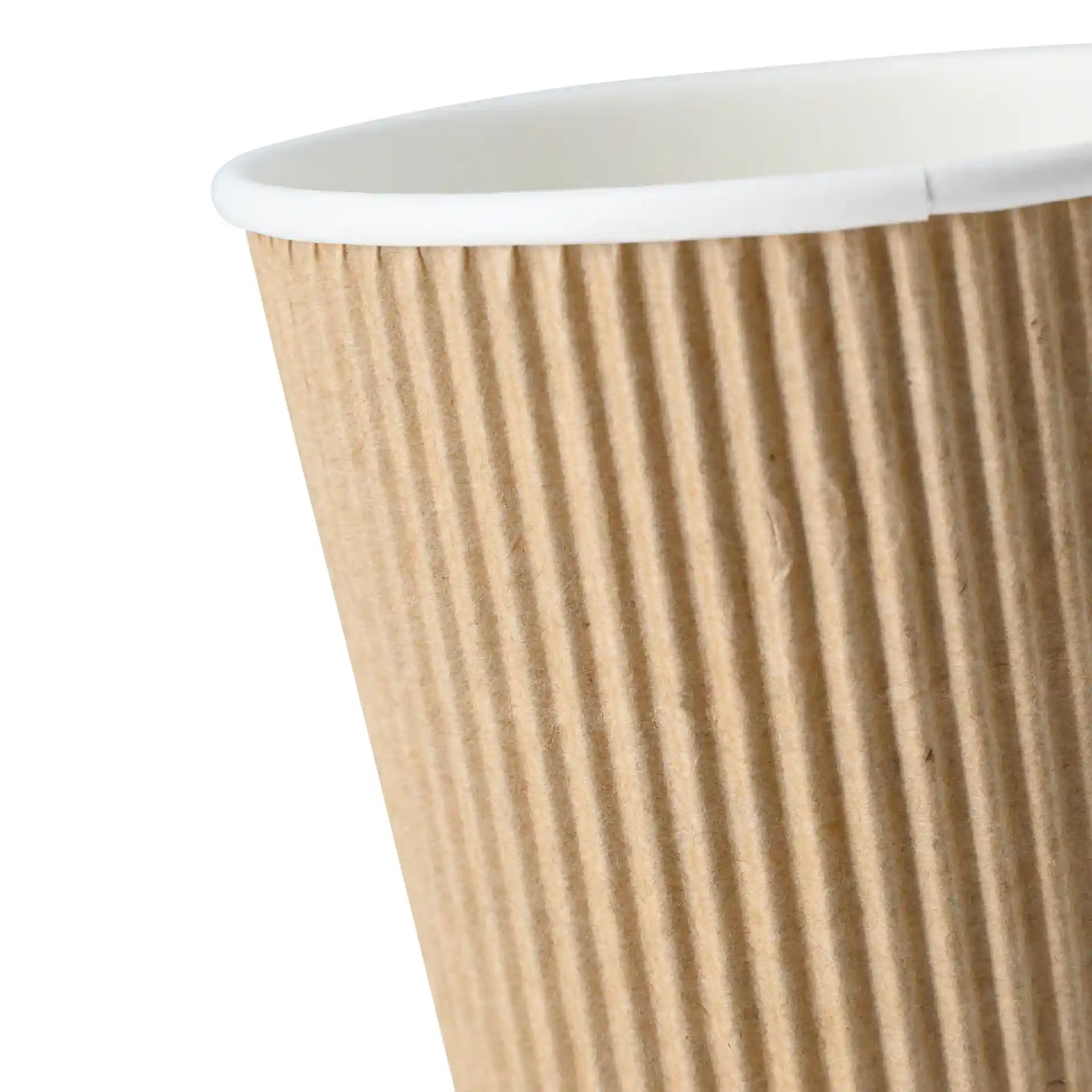 Tazza da caffè marrone con rivestimento interno bianco, mostra l'esterno testurizzato e il bordo.