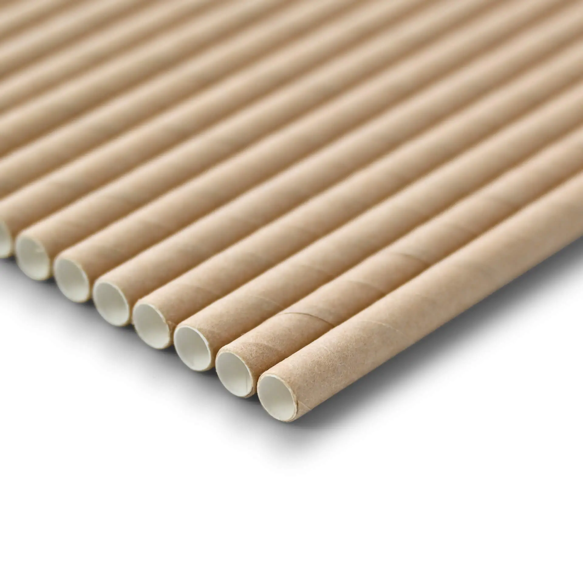 Cannucce di carta marrone sostenibili, lunghe 20 cm e con diametro di 0,6 cm, su sfondo bianco.