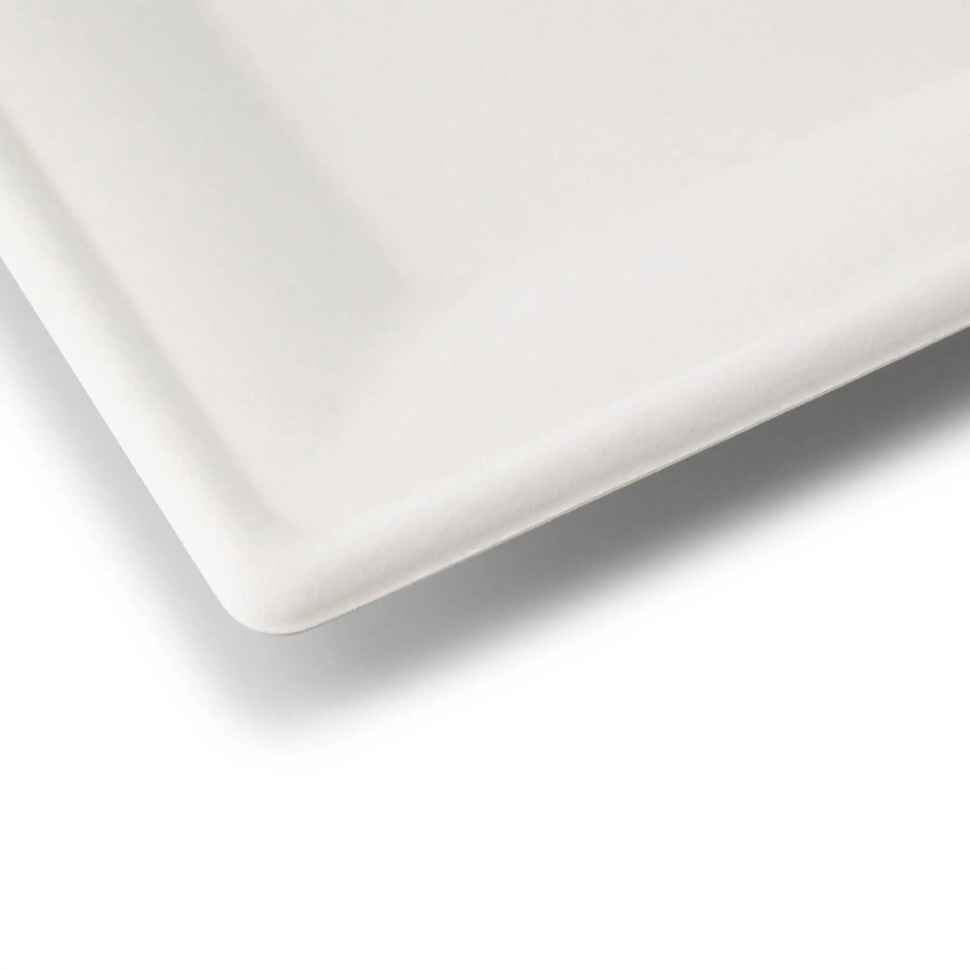 Piatto quadrato bianco in canna da zucchero, realizzato in bagasse; adatto per piatti caldi e freddi, biodegradabile.