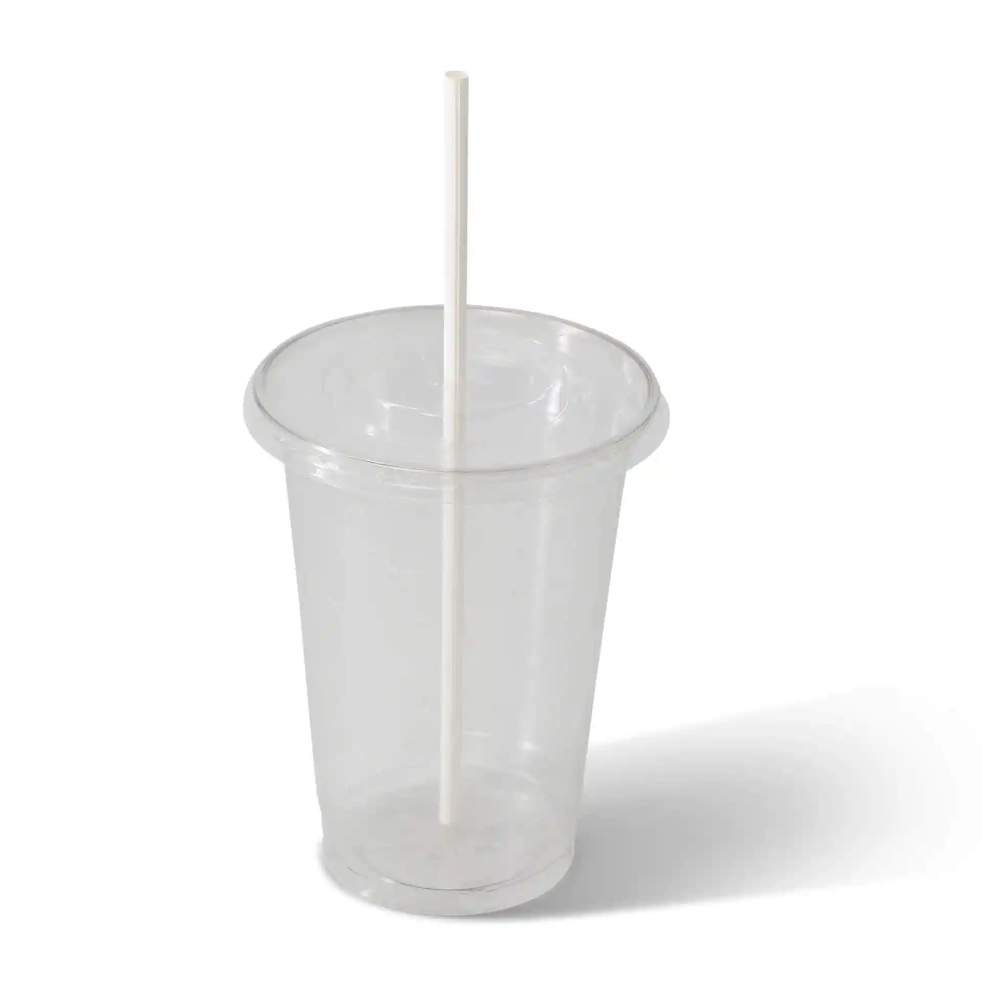 Bicchiere di plastica trasparente con una cannuccia di carta bianca inserita, su uno sfondo semplice.