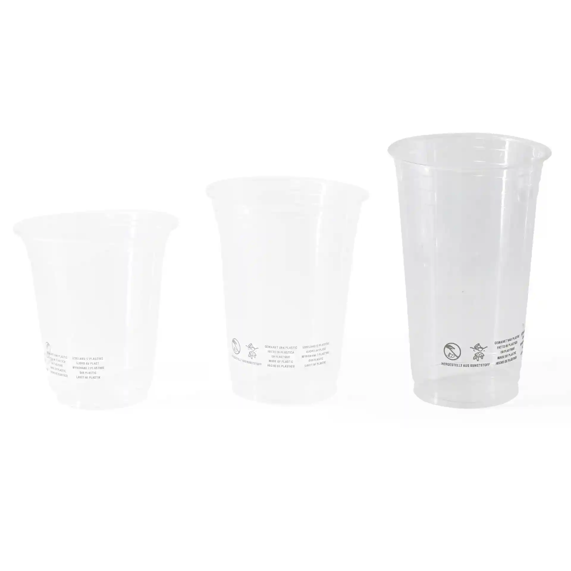 Tre bicchieri in plastica PLA trasparente di diverse dimensioni, il più grande a destra.