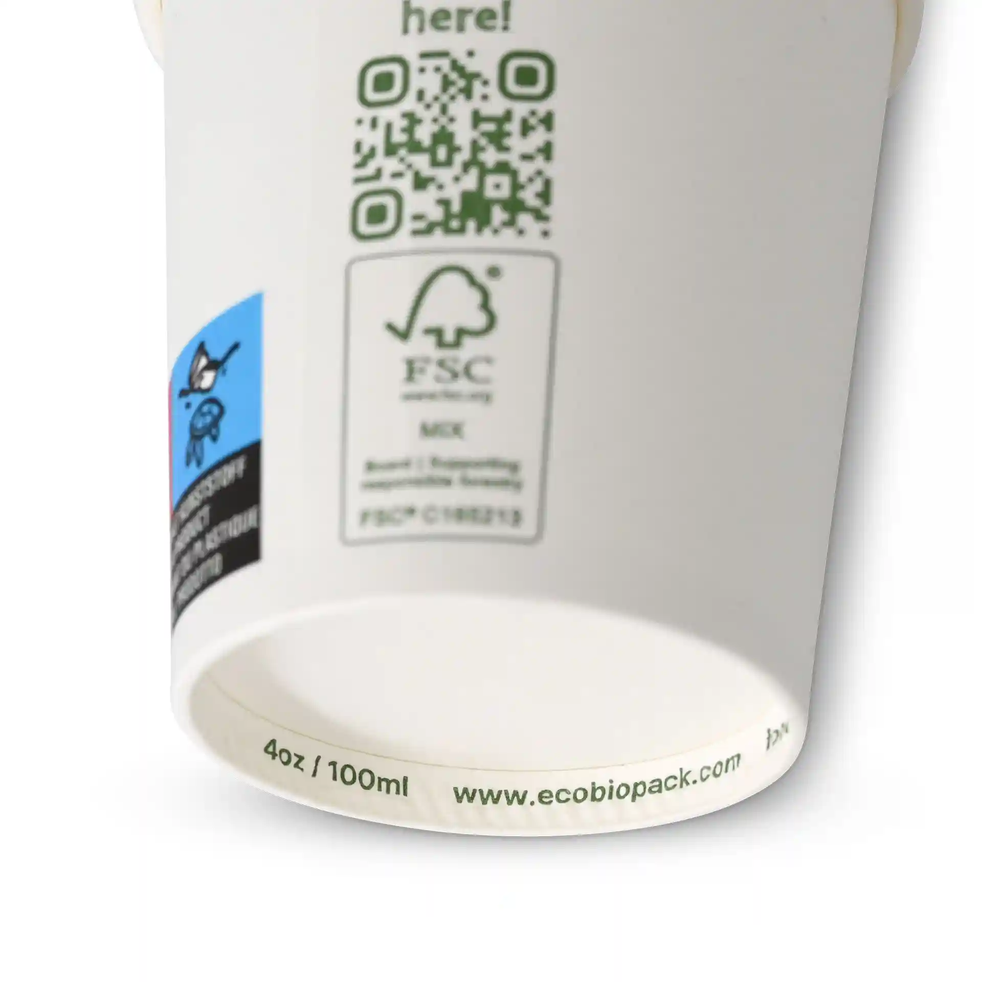 Bicchiere bianco con un diametro di 62 mm, con codice QR e logo FSC sul lato.
