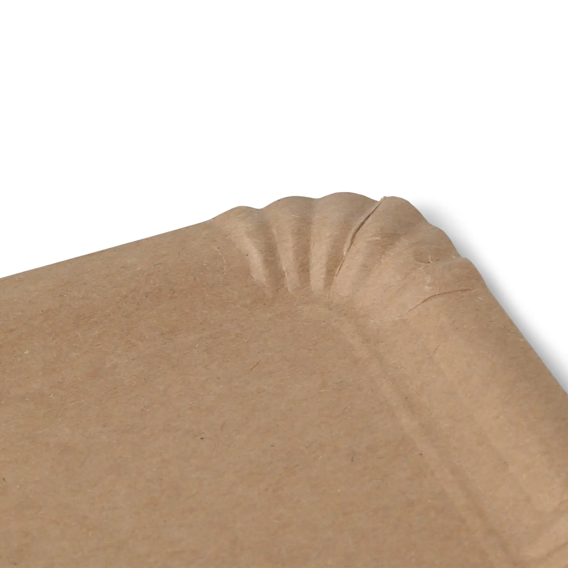 Piatto rettangolare di cartone marrone con bordo rigato; misura 13 x 20 cm, realizzato in materiale riciclato, biodegradabile.