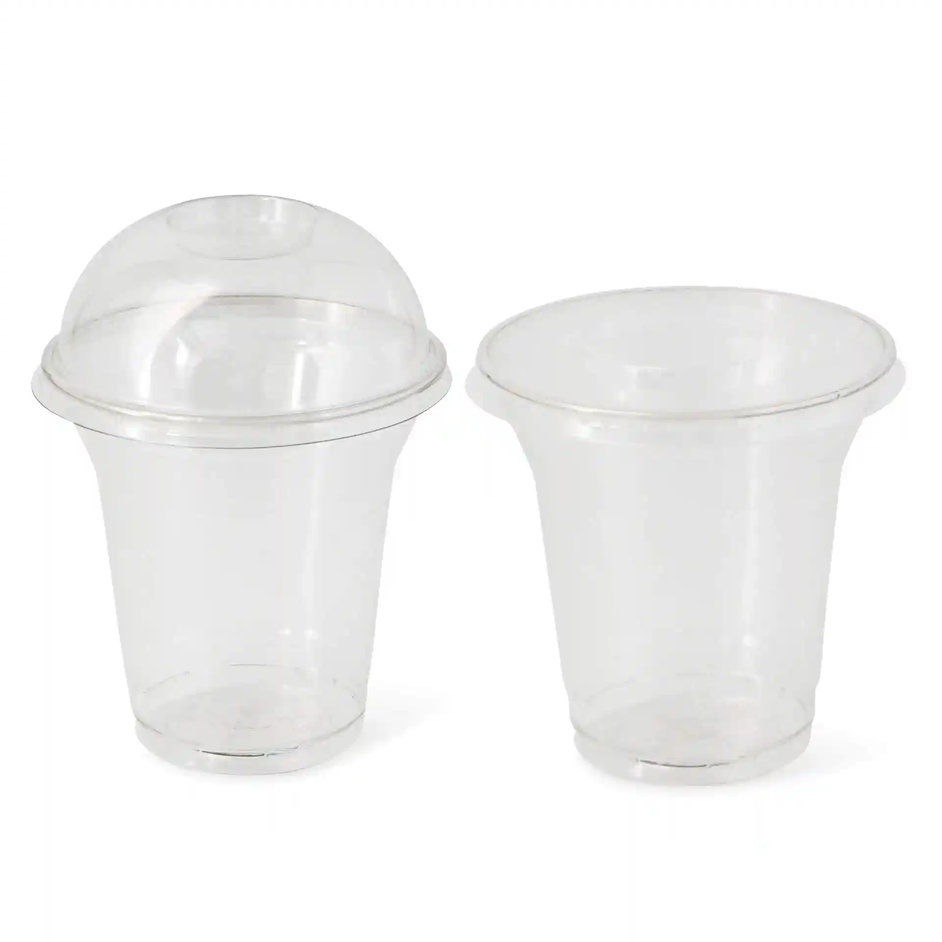 Bicchieri trasparenti da 8 oz in rPET, uno con coperchio a cupola e uno senza, mostrati affiancati.