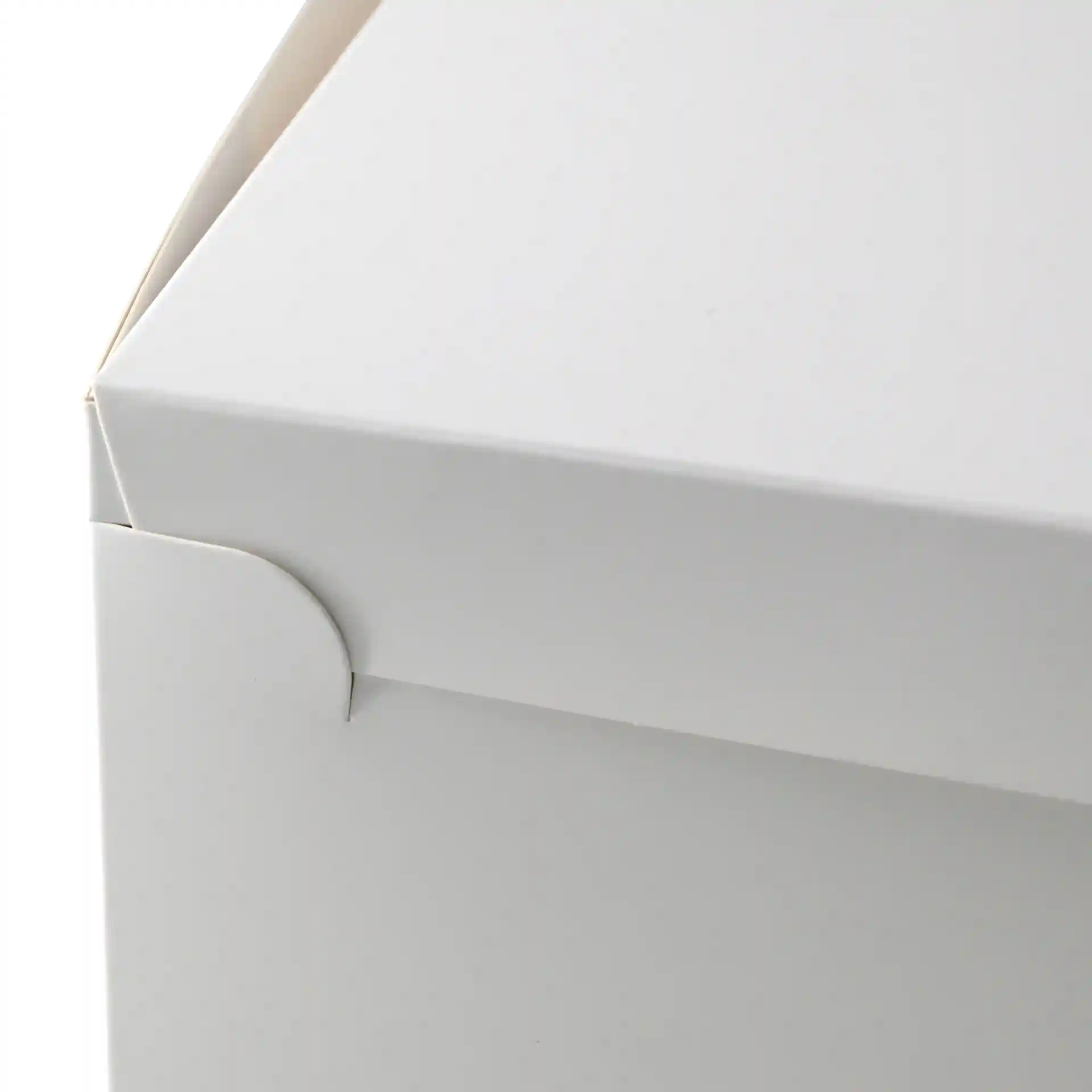 Scatola per torte bianca con coperchio, mostra l'angolo superiore e i dettagli di chiusura. Dimensioni: 30,5 x 30,5 x 10 cm.