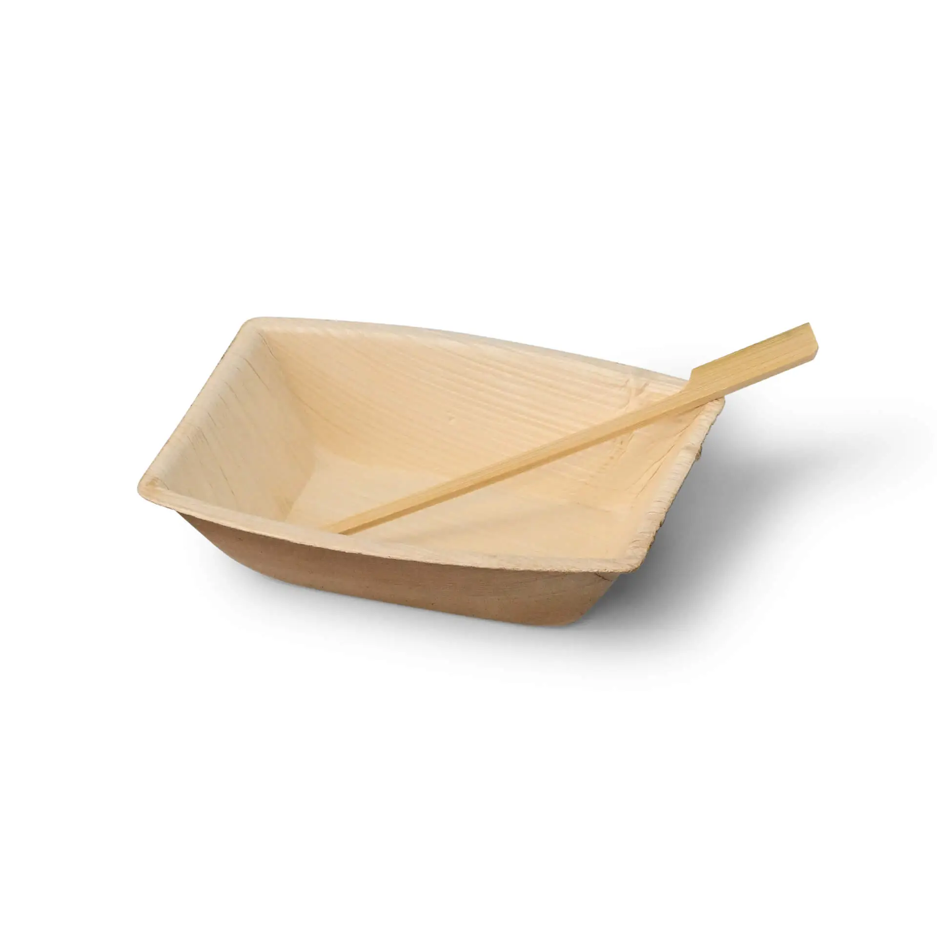 Spiedo in bambù posizionato in un vassoio rettangolare in bambù grezzo, ideale per la presentazione di finger food.