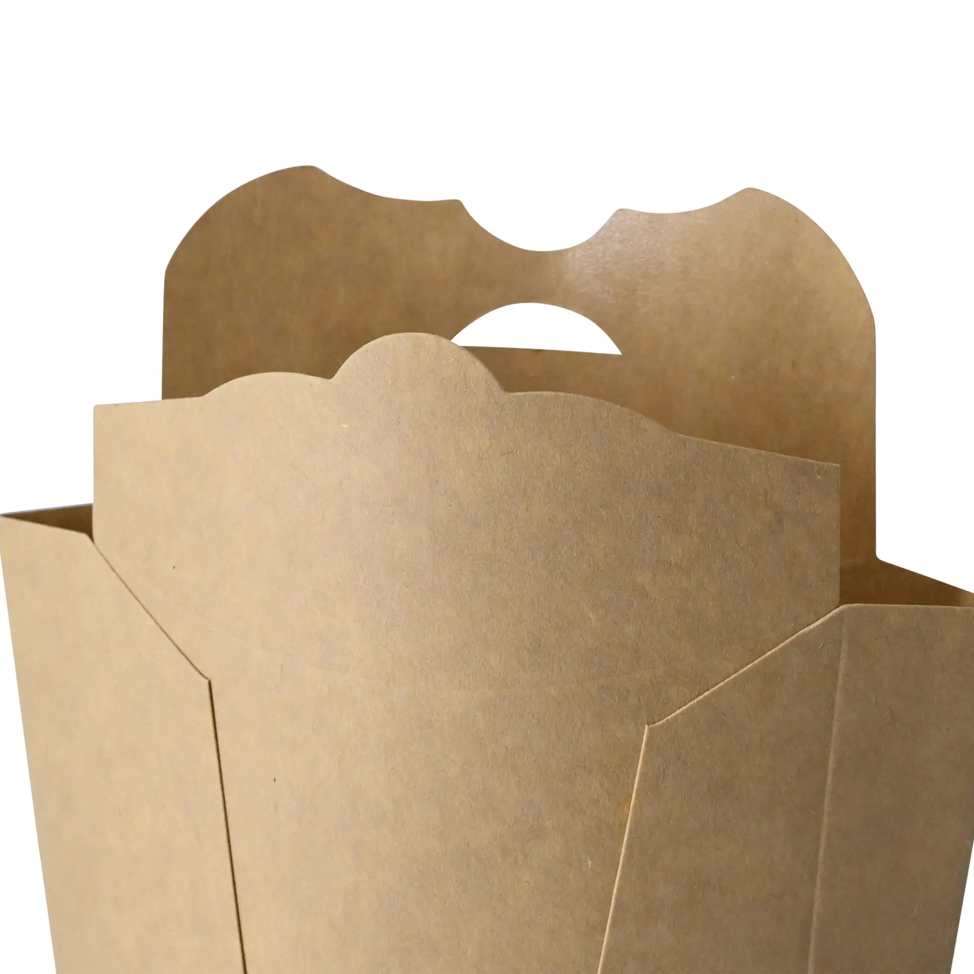 Un mestolo per patatine in carta kraft con coperchio, dotato di un flap decorativo per la circolazione dell'aria. Ideale per le consegne da asporto.