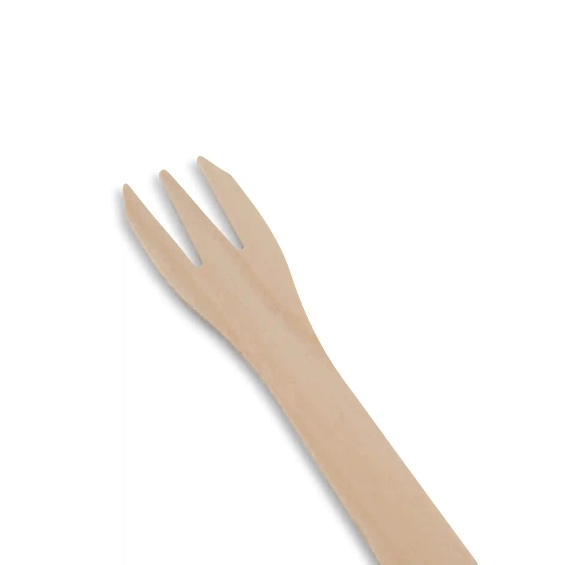 Forchetta in legno con tre punte, lunga 17,5 cm, su sfondo bianco.