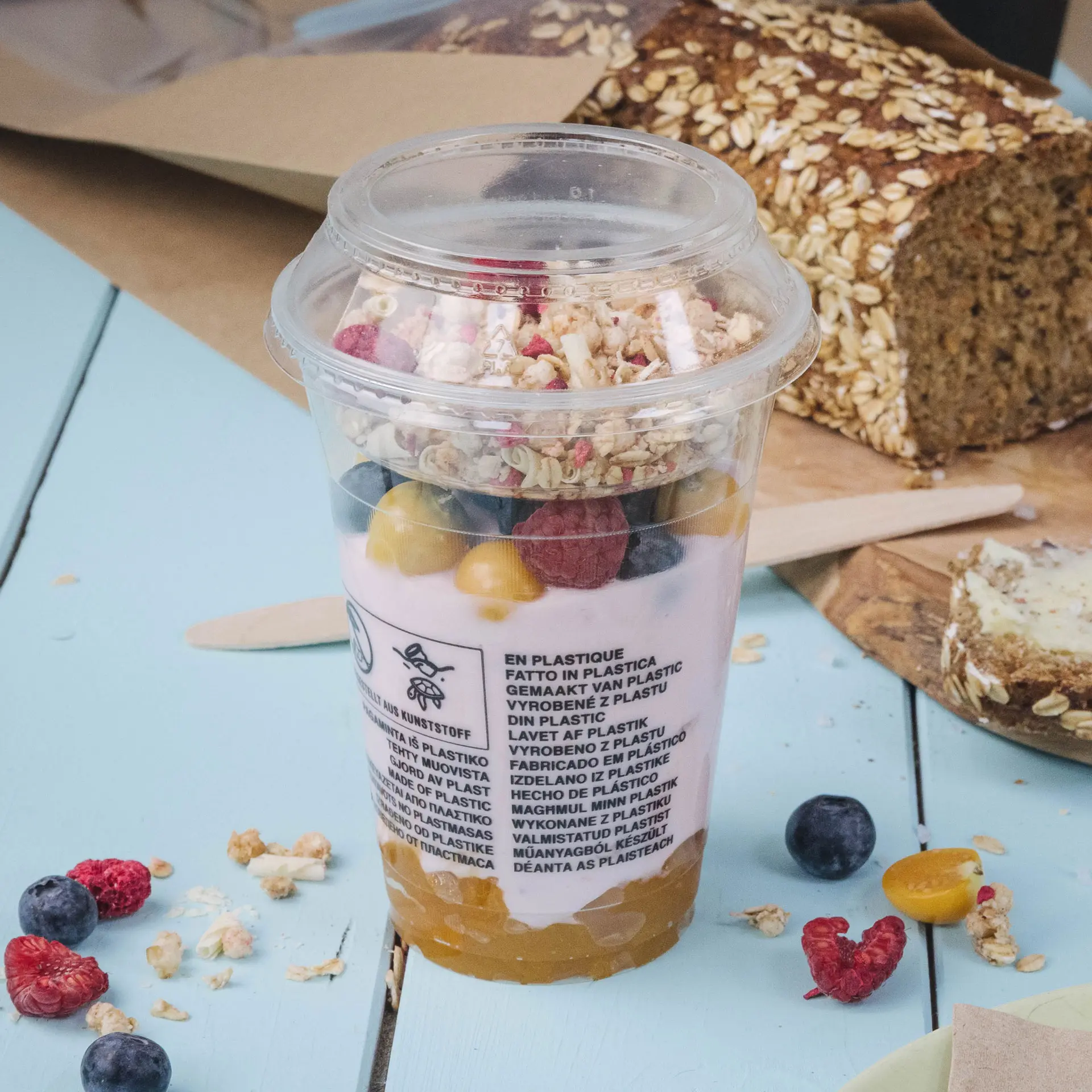 Bicchiere di plastica trasparente riempito di yogurt, granola e frutta, con un diametro di 95 mm e un volume di 130 ml.
