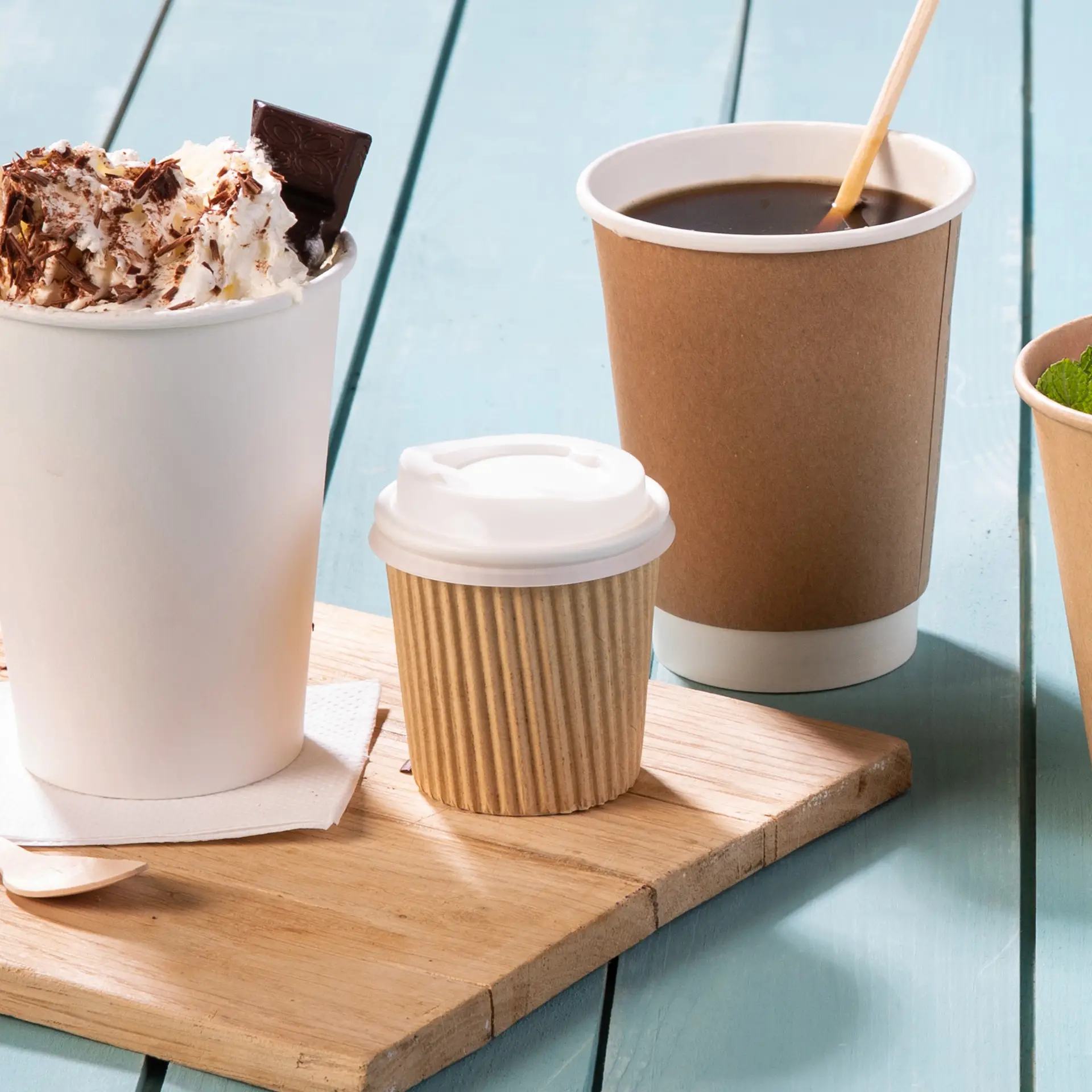 Bicchiere con parete ondulata / bicchiere da caffè da asporto 100 ml / 4 oz, Ø 62 mm, marrone / interno bianco, rivestimento in PLA