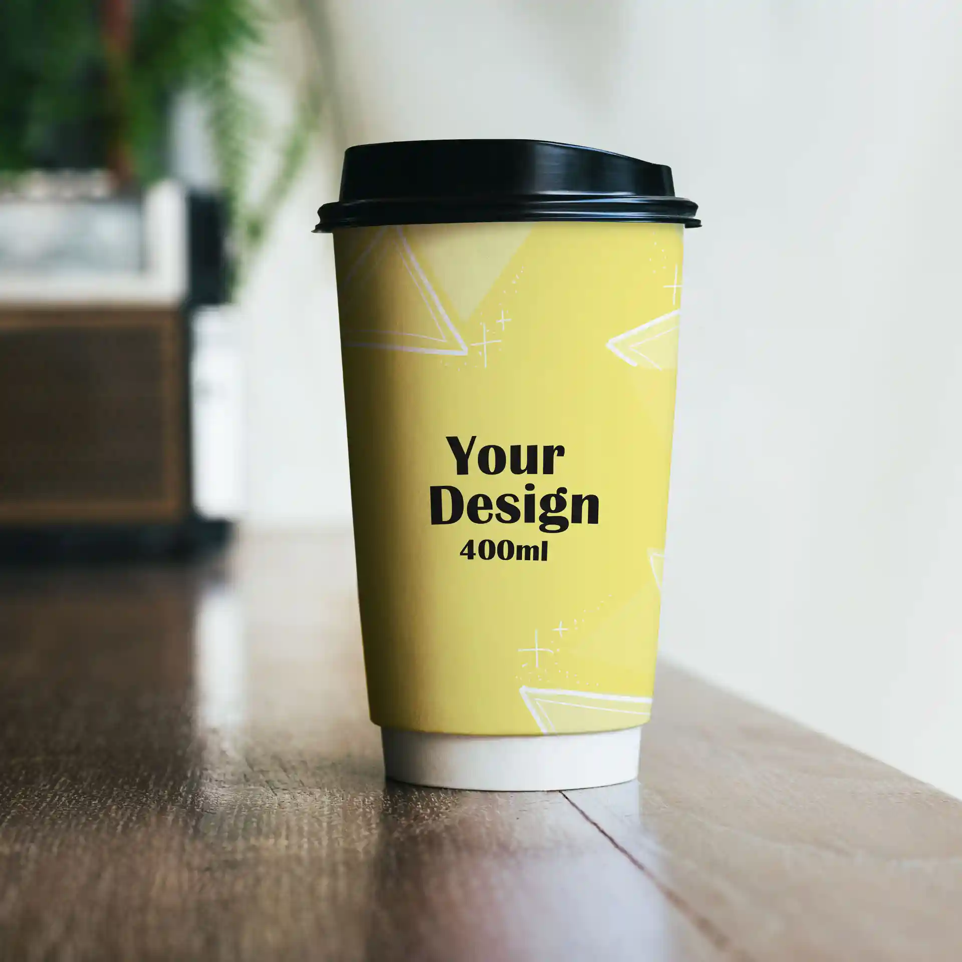 Bicchiere di carta giallo con coperchio nero, con un design e testo che indicano un volume di 400 ml.