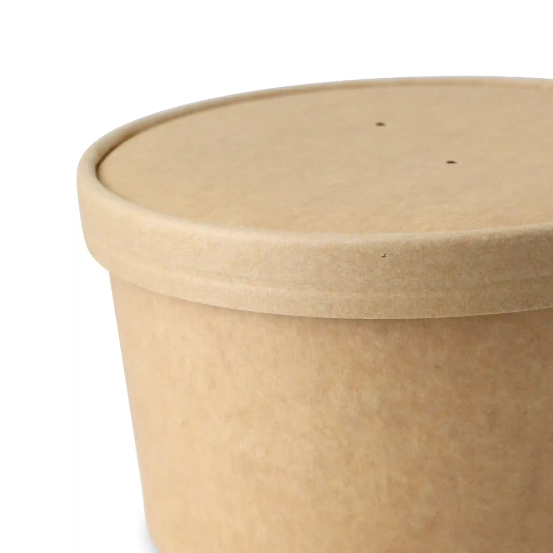 Coperchio in cartone marrone per bicchiere, di forma rotonda e diametro di 150 mm, con due piccoli fori sopra.