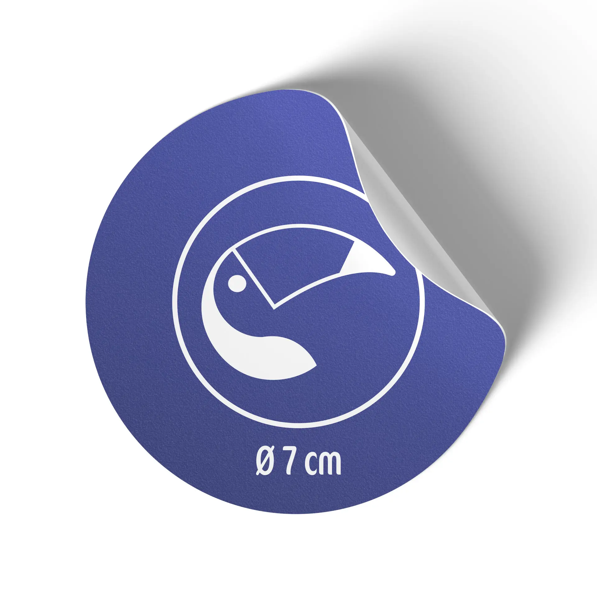 Rotolo di etichette rotonde bianche opache da 7 cm con un design blu e un simbolo, parzialmente staccato.