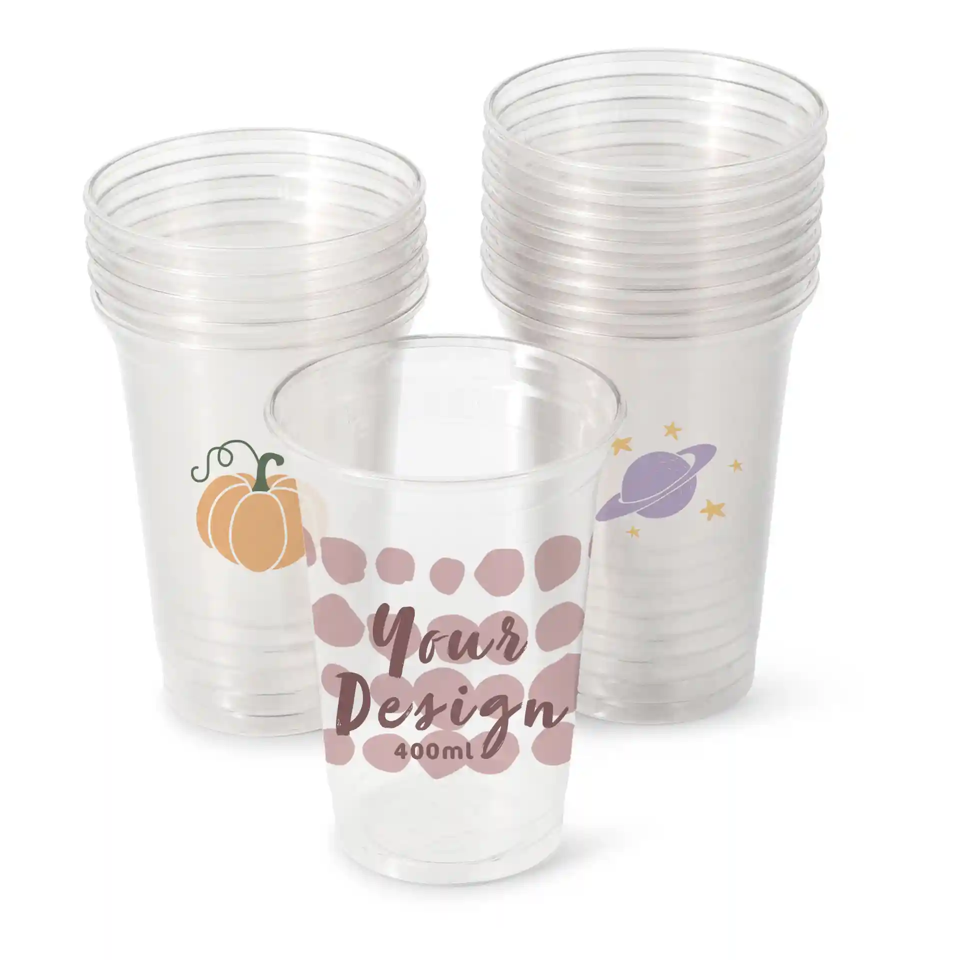 Bicchieri rPET trasparenti da 16 oz con vari design, tra cui una zucca e un pianeta, impilati insieme.