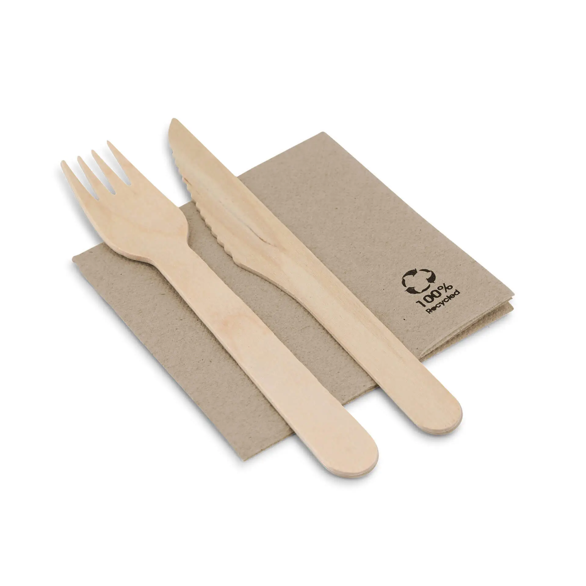 Una forchetta e un coltello di legno posati su un tovagliolo marrone; il tovagliolo ha un simbolo di riciclo con il testo '100% riciclato'.