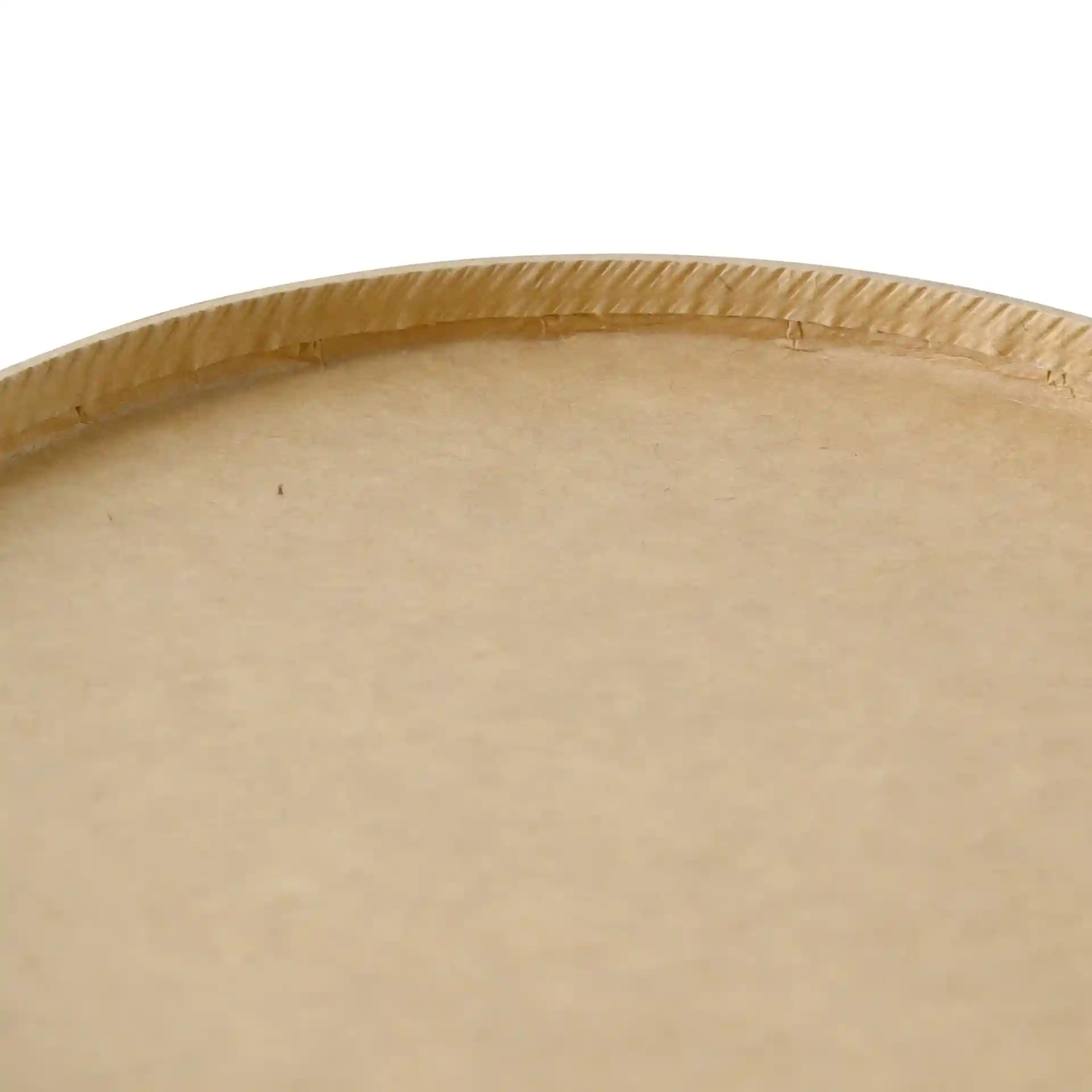 Primo piano del bordo di una ciotola rotonda in cartone marrone con un rivestimento visibile.